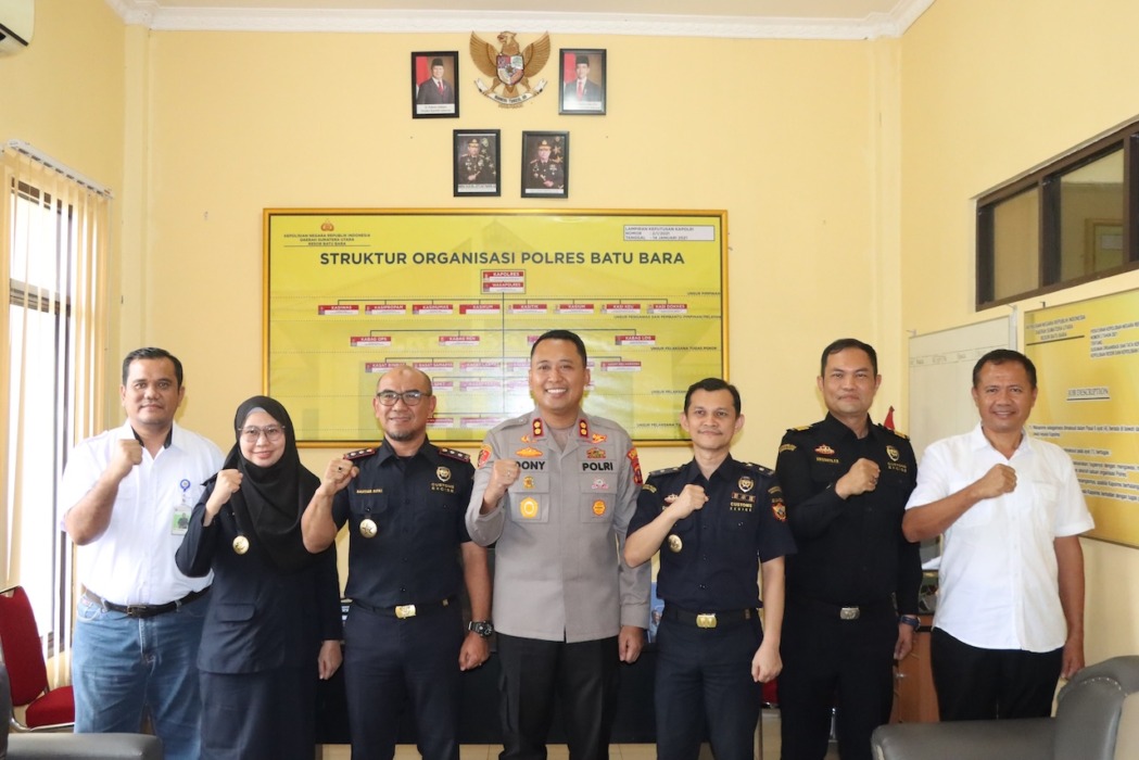 SILATURAHIM: Kapolres Batubara AKBP Dony Satria Wicaksono SIK MH CPHR CBA menerima kunjungan silaturahim jajaran Kepala Bea Cukai Kualatanjung di Ruang Kerja Kapolres Batubara, Kamis (30/7). (Foto. Humas polres Batubara).