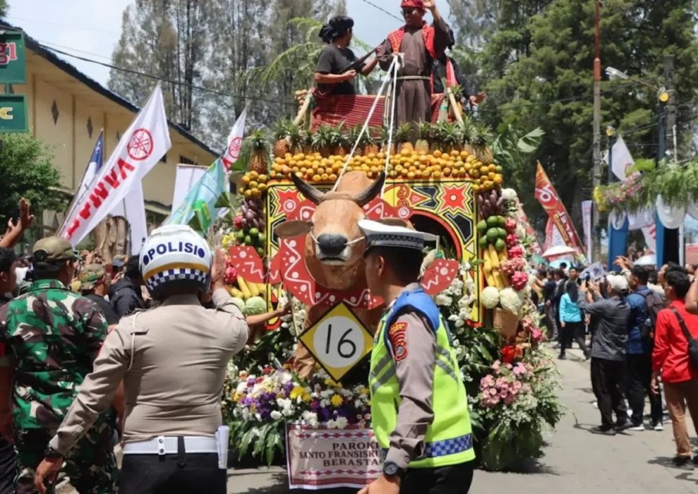KALUNGKAN BUNGA: Bupati Karo mengalungkan bunga pada Menteri Koperasi RI Dr. Ferry Juliantono, perwakilan Menteri Pariwisata RI Arditama Nusantara Putra dan Wagubsu Surya