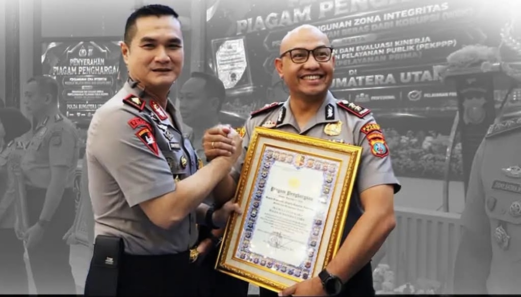 TERIMA: Kapolres Karo menerima penghargaan dari Kapolri atas keberhasilan pembangunan Zona Integritas dengan predikat Wilayah Bebas dari Korupsi (WBK).