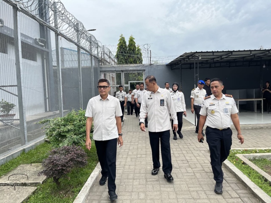 BERKELILING: Stafsus Kementerian Imipas, Ambeg Paramarta saat berkeliling melihat Lapas Binjai. (Humas Lapas Binjai/Sumut Pos)