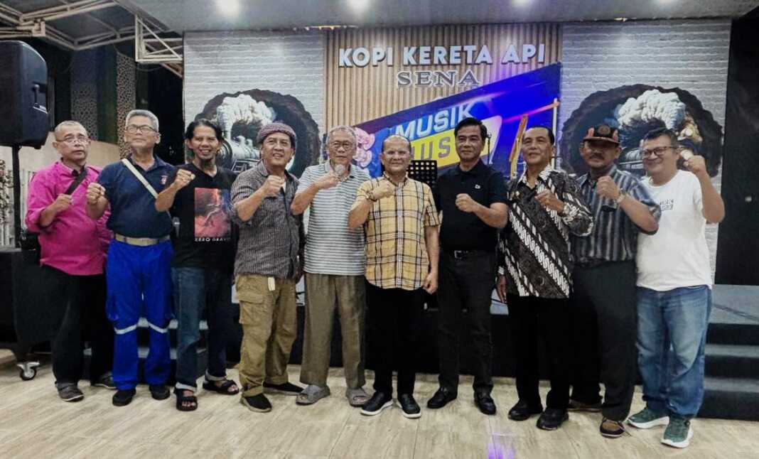 FPRB SUMUT: Prof. Dr. H. Bahdin Nur Tanjung, M.M (5 kanan) bersama pengurus FPRB Sumut usai menggelar rapat. (Istimewa/Sumut Pos)