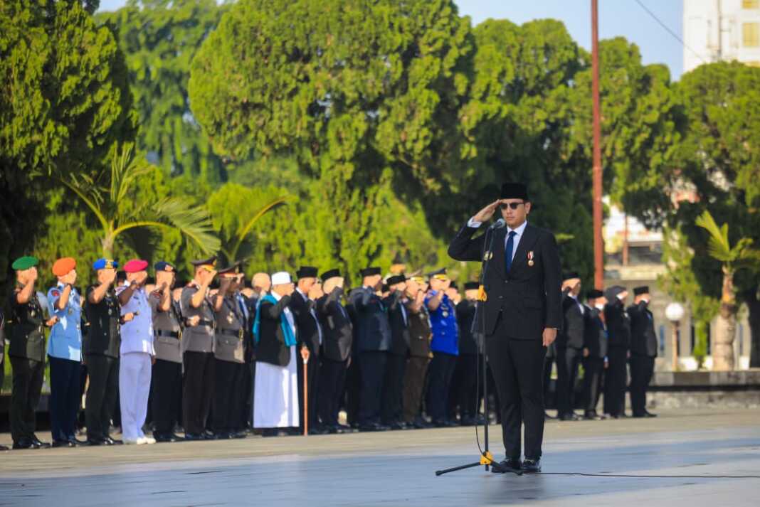 PIMPIN: Wali Kota Medan Rico Tri Putra Bayu pimpin kegiatan ziarah Makam di Taman Makam Pahlawan, Selasa (30/6/26).