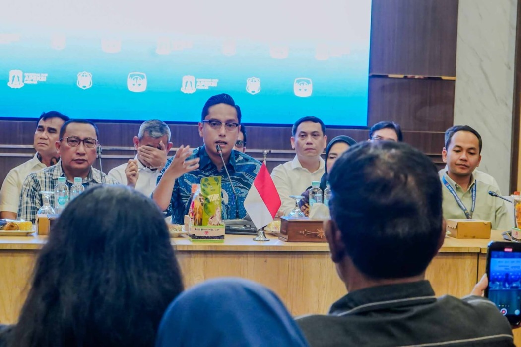 KONFERENSI PERS: Wali Kota Medan Rico Tri Putra Waas saat konferensi pers Rakernas XVIII APEKSI.