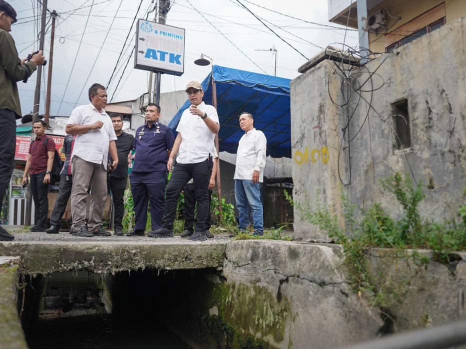 Wali Kota Medan Rico Waas saat meninjau banjir di Medan Selayang.