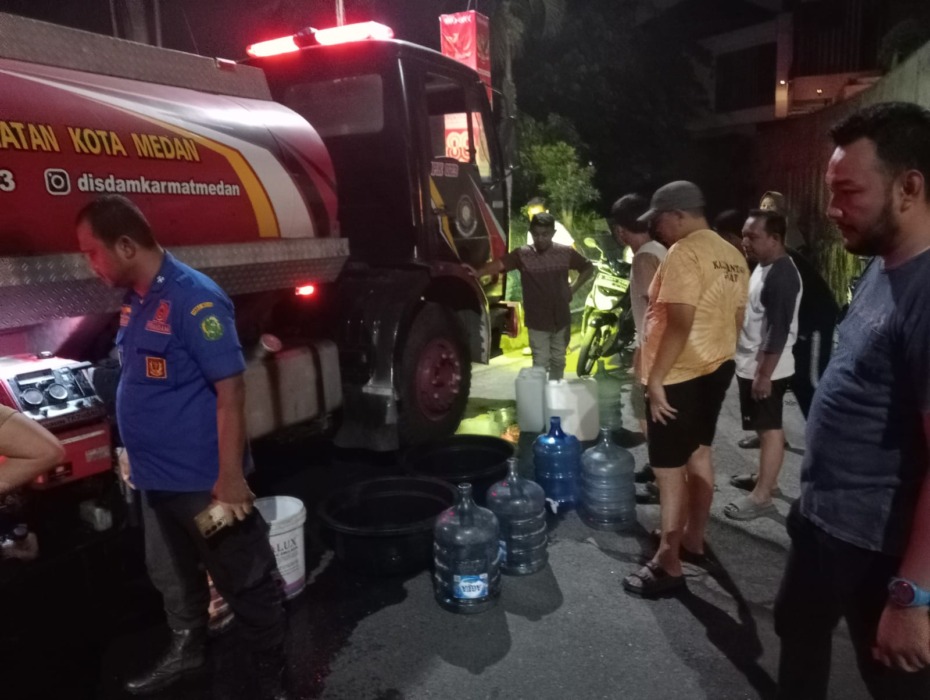 Armada Damkar Kota Medan menyuplai air bersih ke pemukiman warga.