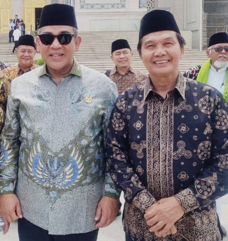 AL-WASHLIYAH: Ketua Umum PB Ahmad Muzani KH. Dr. Masyhuril Khamis, M.M (kanan) bersama H. Ahmad Muzani. (Istimewa/Sumut Pos)
