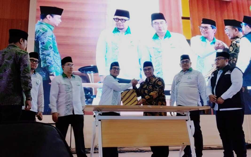 MUKTAMAR AL-WASHLIYAH: Ahmad Muzani (3 kanan) bersama KH. Dr. Masyhuril Khamis, M.M saat membuka muktamar Al-Washliyah. (Istimewa/Sumut Pos)