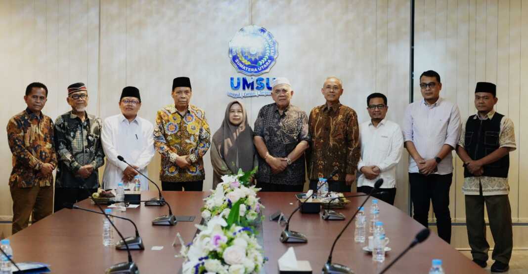 AKUISI: Prof. Dr. Agussani, M.AP (4 kiri) bersama pimpinan UMSU dan STIKes Indah Medan. (Istimewa/Sumut Pos)