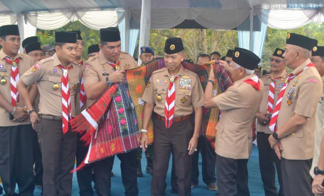 JAMBORE DAERAH: Dikky Anugerah Panjaitan (3 kiri) bersama H. Surya mengulosi Bachtiar Utomo di Sibolangit, Rabu (8/7) petang. (Deddi Mulia Purba/Sumut Pos)