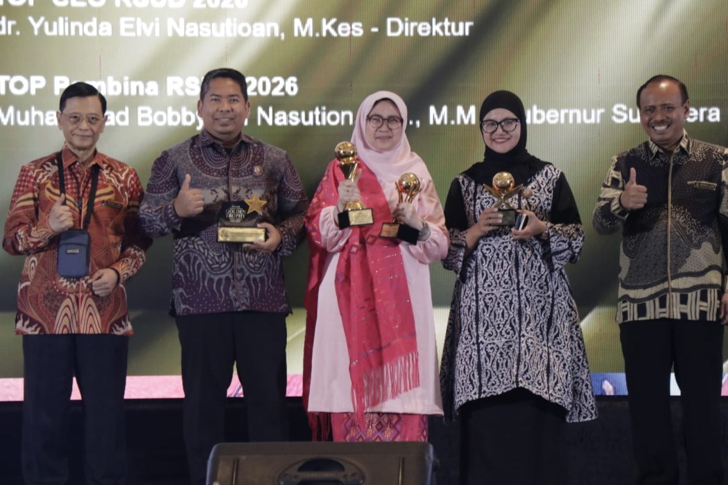 Direktur RSU Haji Medan dr Yulinda Elvi Nasution, MKes menerima penghargaan TOP BUMD Award 2026 Golden Trophy dan BLUD di Hotel Raffles Jakarta, Senin (13/4/2026).