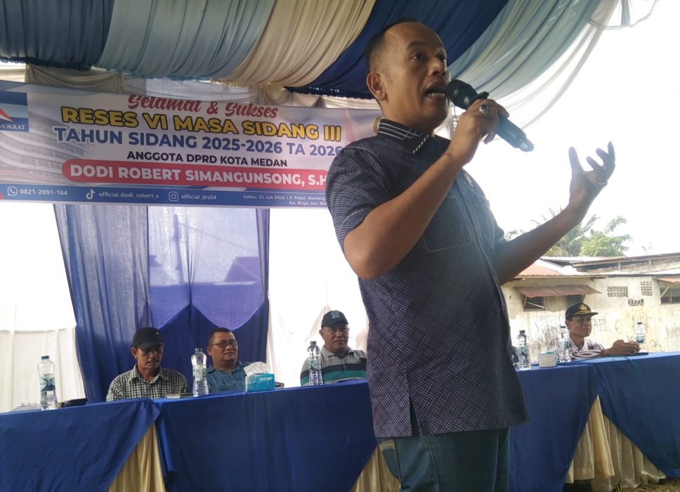 Dodi Robert Simangunsong saat meninjau jembatan penghubung antara Asrama Polisi Menteng dengan Jalan Perisai Pribumi, Kelurahan Binjai, Medan Denai, usai menggelar reses, Sabtu (25/7/2026).