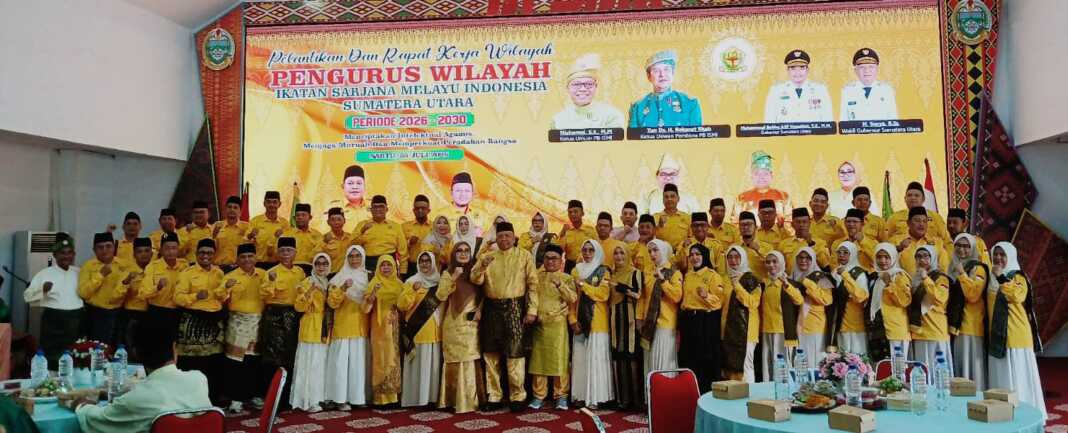 ISMI SUMUT: Prof. Dr. Nispul Khoiri, M.Ag bersama pengurus PW ISMI Sumut di Aula Kantor BPSDM Provsu, Sabtu (25/7). (Istimewa Sumut/Pos)
