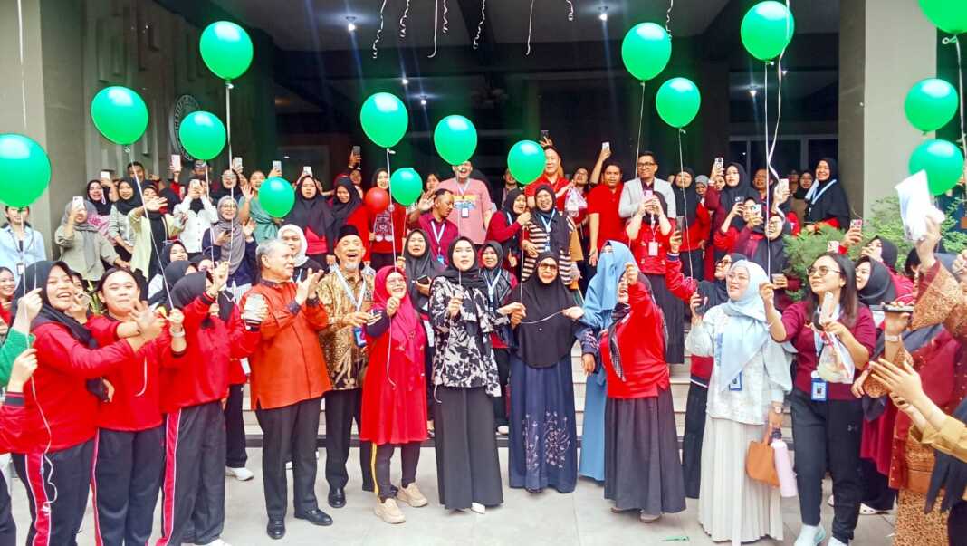 DIES NATALIS: Dr. dr. Hj. Razia Begum Suroyo, M.Sc, M.Kes dan Assoc. Prof. Dr. H. Ismail Efendy, M.Si beserta sivitas akademika Institut Kesehatan Helvetia melepas balon memperingati dies natalis ke-25, Selasa (28/7). (DEDDI MULIA PURBA/SUMUT POS)