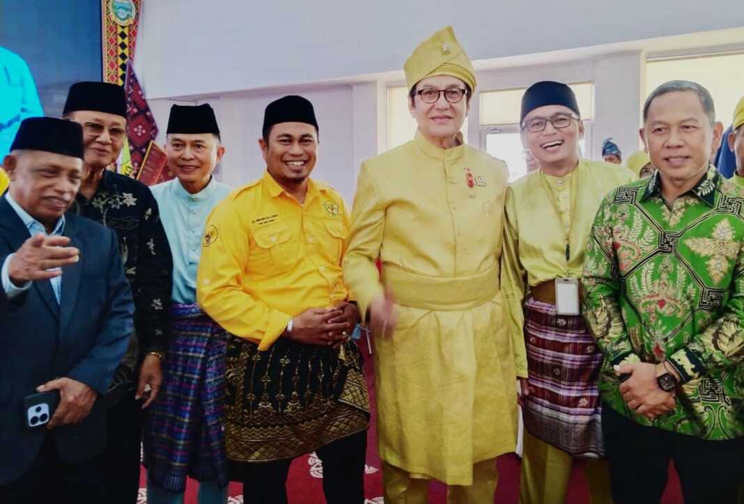 ISMI SUMUT: Datok Yan Djuna (2 kanan) bersama Tun DR H. Rahmat Shah, pengurus dan undangan pelantikan PW ISMI Sumut. (Istimewa/Sumut Pos)