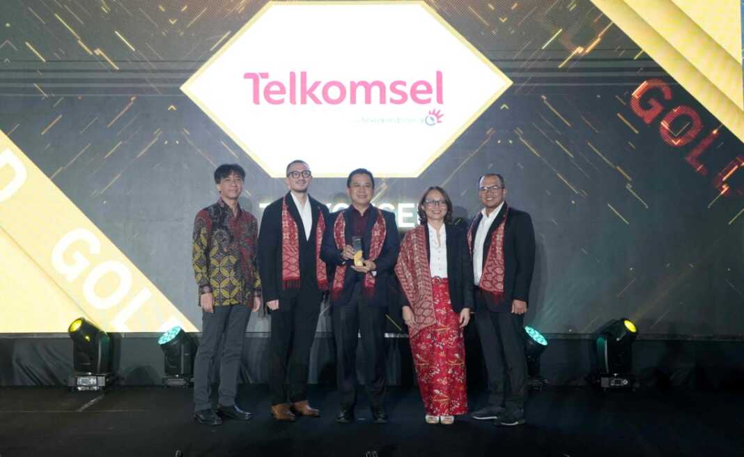 Telkomsel Raih Penghargaan Employee Experience Awards 2026 Tingkat Pan-Asia_1A-1C: Telkomsel berhasil meraih penghargaan Best Employee Wellness Strategy pada Employee Experience Awards 2026, yang diselenggarakan di Jakarta oleh Human Resources Online (26/6).