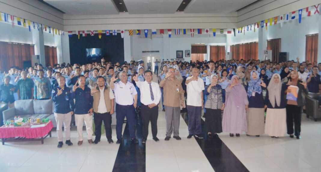 POLITEKNIK AMI: Dr. Hartanto, M.H, M.Mar. E (6 kiri) bersama sivitas akademika Politeknik AMI Medan. (Deddi Mulia Purba/Sumut Pos)