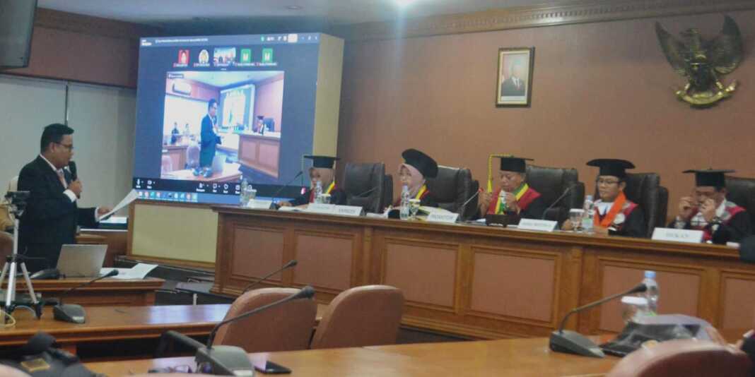 SIDANG TERBUKA: Dr. Adiansyah, M.Si (kiri) saat sidang terbuka promosi doktor USU, Selasa (30/6). (Deddi Mulia Purba/Sumut Pos)