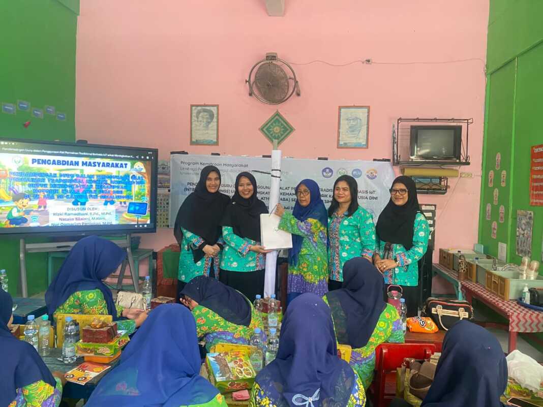 Para dosen UNIMED dari prodi PG PAUD mengadakan pengabdian kepada masyarakat dengan memperkenalkan alat permainan tradisional engklek berbasis Information of Technology (IoT) kepada Guru Guru TK ABA Se-kabupaten Simalungun.