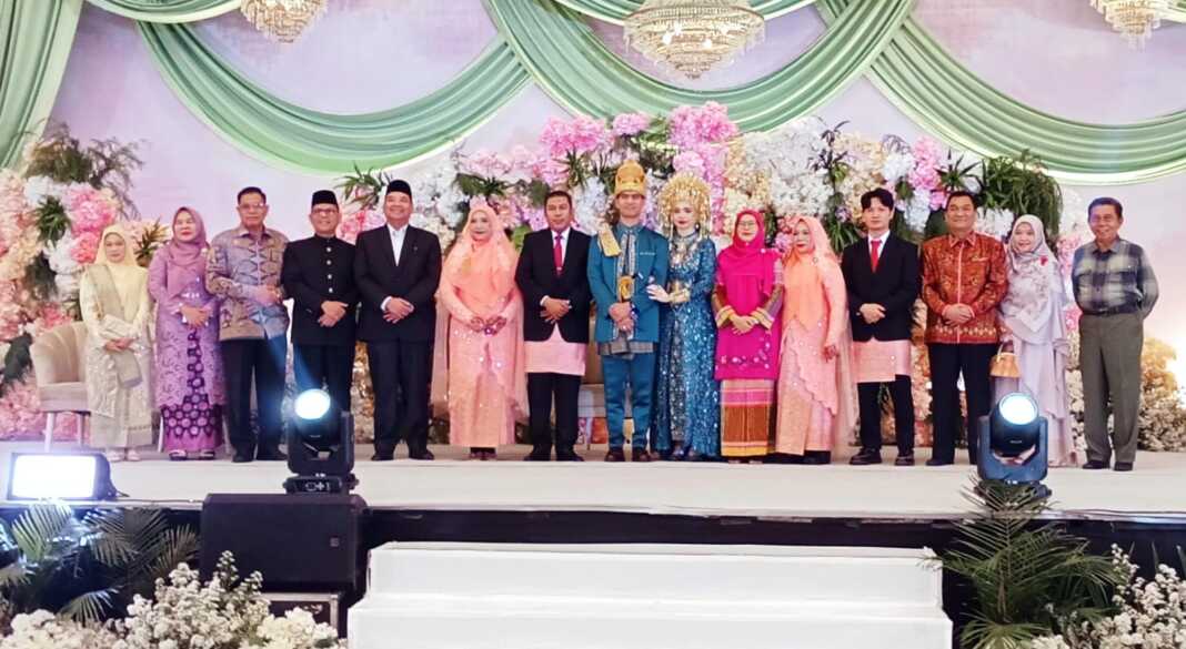 RESEPSI PERNIKAHAN: Prof. Dr. Nurhayati, M.Ag (6 kanan) bersama keluarga mempelai Khalisa dan Rizky serta sivitas akademika UIN Sumatera Utara. (Deddi Mulia Purba/Sumut Pos)