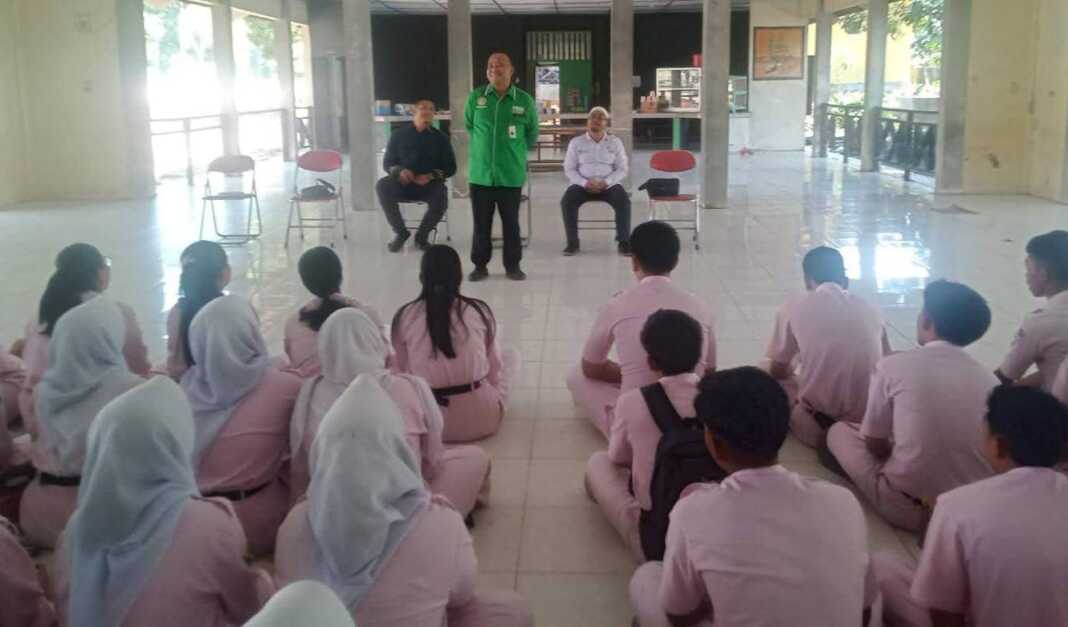 UMN AL-WASHLIYAH: Prof. Dr. Samsul Bahri, M.Si memaparkan tentang keunggulan UMN Al-Washliyah pada para siswa di Kutacane. (Istimewa/Sumut Pos)