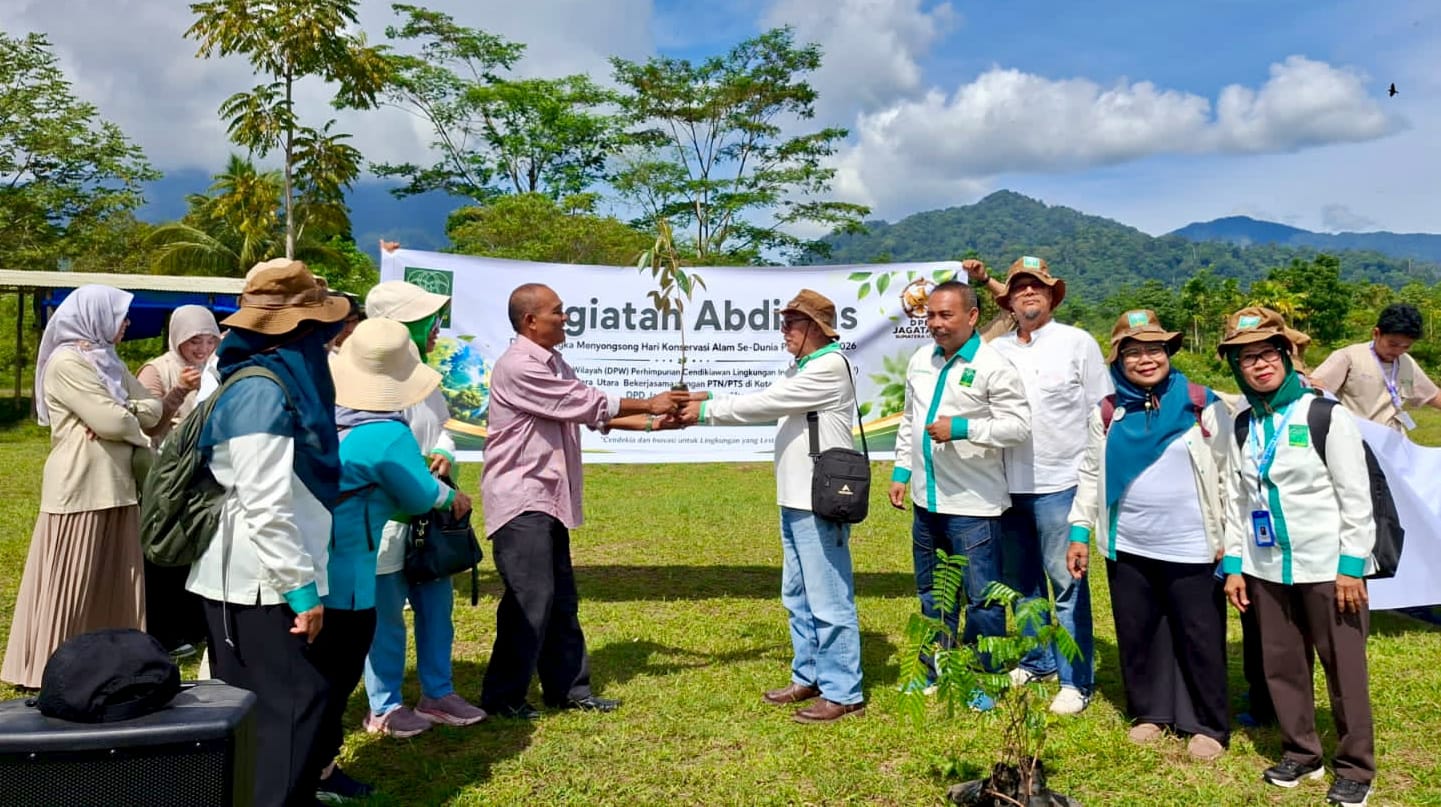 SERAHKAN BIBIT: Dr. Arlen Hanel John, M.Si (kanan) menyerahkan bibit kepada Mbelin Brahmana pada peringatan Hari Konservasi Alam se-Dunia dan kolaborasi Abdimas FKM USU dengan Perwaku, Jagatara dan PTN/PTS se-Kota Medan. (Istimewa/Sumut Pos)