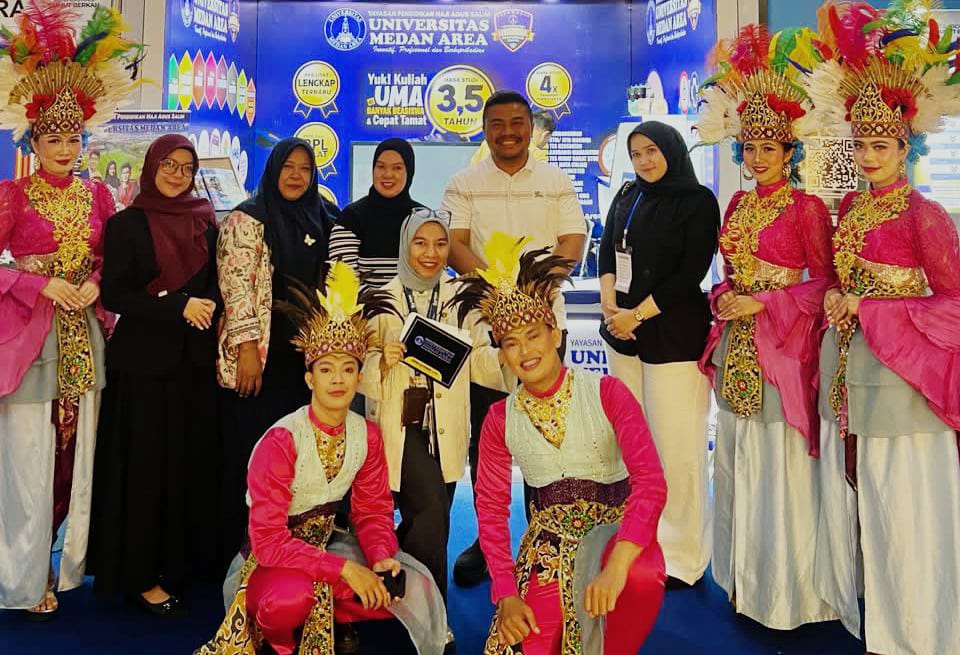 STAN UMA: Wakil Rektor UMA Dr. Walid Musthafa Sembiring, M.IP (berdiri, 4 kanan) bersama Zarina Alfandari, S.Psi dan sivitas akademika UMA di PRSU. (Istimewa/Sumut Pos)