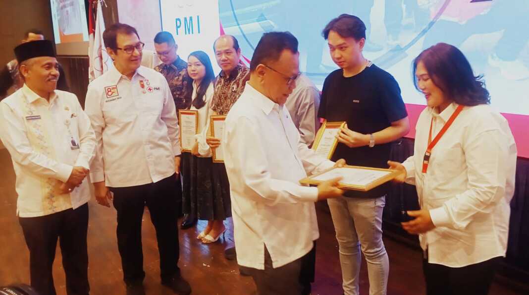 NAULI HUSADA: Dr. Meiyati Simatupang, M.Kes (kanan) menerima penghargaan yang diserahkan Sasongko Tedjo, S.E, M.M didampingi Tun DR H. Rahmat Shah dan Drs. H. Basarin Yunus Tanjung, M.Si dan (Deddi Mulia Purba/Sumut Pos)