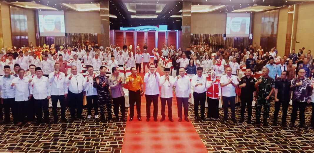 PMI SUMUT: Tun DR H. Rahmat Shah (tengah) bersama undangan dan peserta Musyawarah Provinsi PMI Sumut di Hotel Grand Mercure Medan. (Deddi Mulia Purba/Sumut Pos)