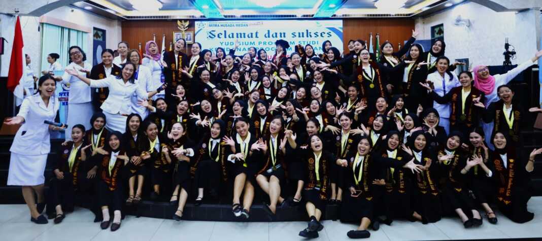 MITRA HUSADA: Yudisium 530 lulusan program studi kebidanan program sarjana STIKes Mitra Husada Medan. (Istimewa/Sumut Pos)