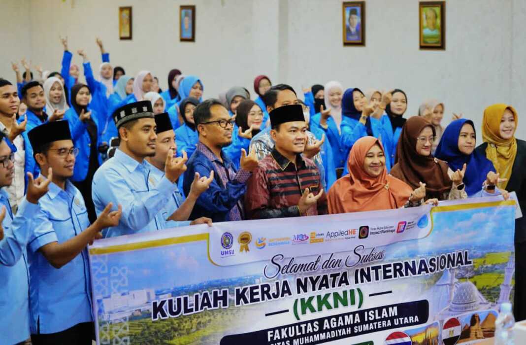 KKN INTERNASIONAL: Prof. Dr. Muhammad Qorib, M.A (5 kanan) melepas 126 mahasiswa FAI UMSU yang KKN Internasional ke empat negara. (Istimewa/Sumut Pos)