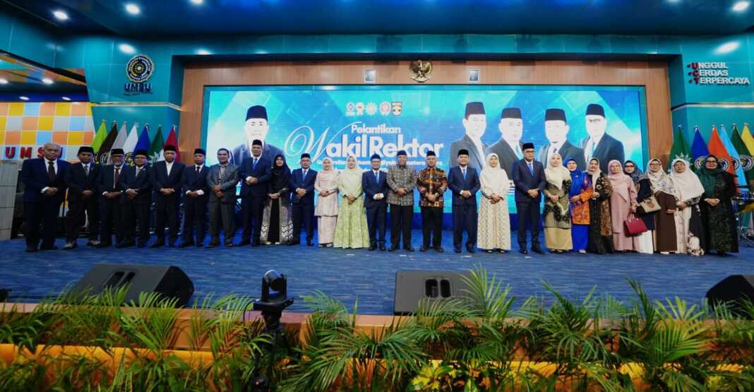 PELANTIKAN: Rektor Prof. Dr. Akrim Lubis, M.Pd bersama empat wakil rektor UMSU Dr. Marah Doly Nasution, M.Si, Prof. Dr. Muhammad Qorib, M.A, Dr. Faisal, M.Hum dan Dr. Rudianto, M.Si keluarga serta para undangan, Sabtu (25/7). (Istimewa/Sumut Pos)