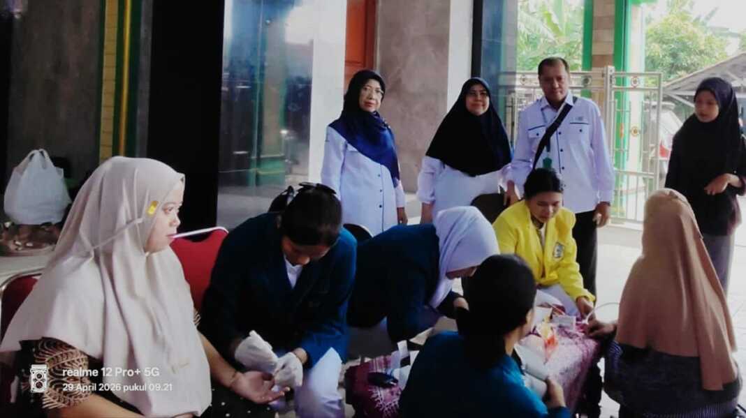 PENGABDIAN MASYARAKAT: Dosen dan mahasiswa Jurusan Keperawatan Poltekkes Kemenkes Medan melaksanakan PKMVdi Desa Purwodadi Sunggal. (Istimewa/Sumut Pos)