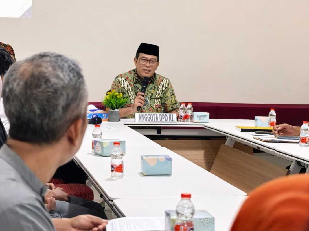Anggota DPD RI Sumatra Utara Pdt Penrad Siagian memimpin rapat dengar pendapat lanjutan terkait sengketa pembangunan beronjong antara masyarakat dan PT IAAI, Selasa (28/7). (Foto: Istimewa)