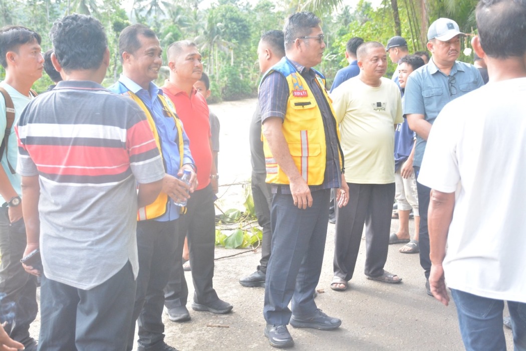 TINJAU LONGSOR: Bupati Nisel, Sokhiatulo Laia didampingi Pj Sekda Nisel Amsarno Sarumaha dan Kadis PUTR pada saat meninjau lokasi jalan longsor di Desa Taluzusua. Minggu, (9/8).(Foto : Eriusman Duha)