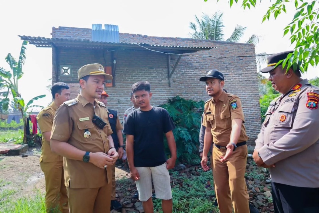 Puting Beliung Terjang Tebingtinggi, Iman Tinjau Rumah Korban dan Beri Sembako