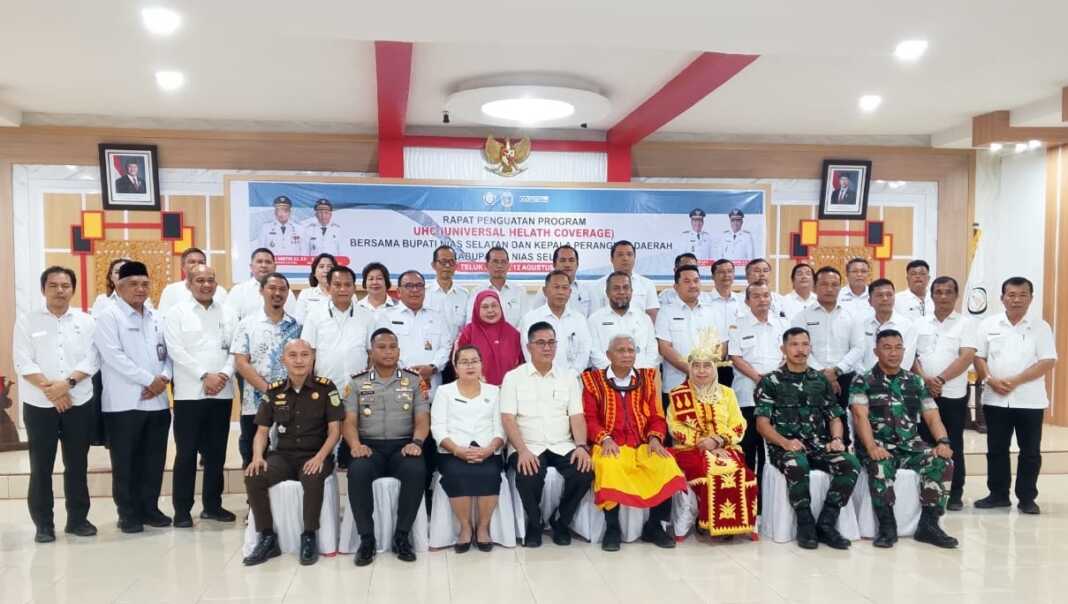 DIDAMPINGI: Wagubsu H Surya BSc didampingi Istri berfoto bersama dengan Bupati Nisel Sokhiatulo Laia dan Forkompinda Nisel di Aula Kantor Bupati Nisel di Jalan Arah Sorake Km 5, Telukdalam, Kabupaten Nisel, Rabu, (12/8). // Foto : Eriusman Duha