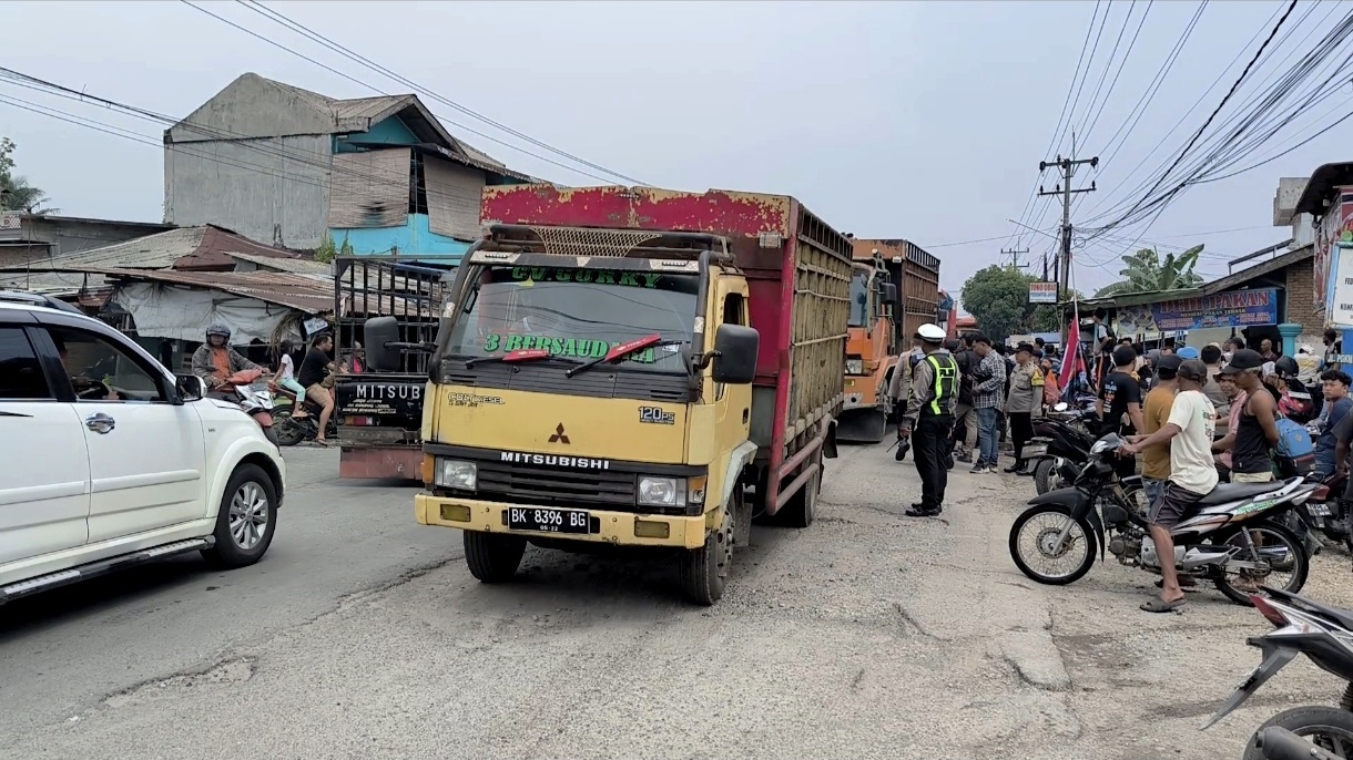 Kesal Jalan Rusak Tak Kunjung Diperbaiki, Warga Blokir Akses Binjai-Langkat