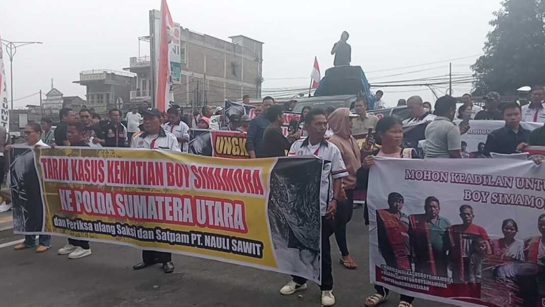 UNJUK RASA: Massa aksi yang tergabung dari HBB dan TGAPH&K saat menggelar aksi unjuk rasa di depan Mapolda Sumut, Kamis (13/8). (Istimewa/Sumut Pos)