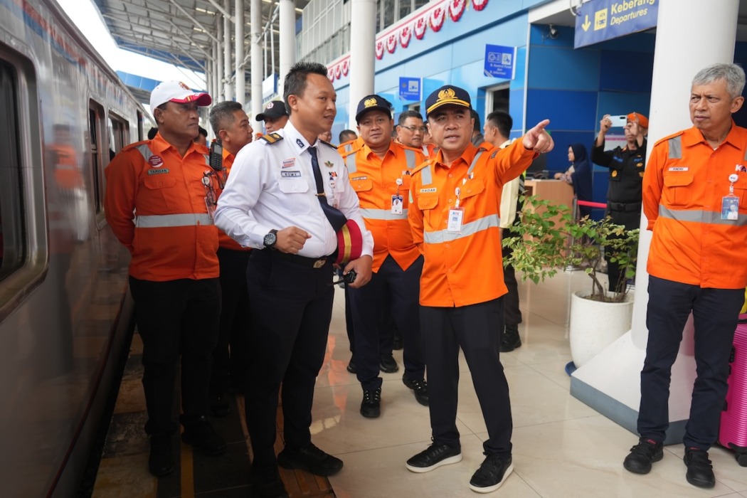 INSPEKSI: Direktur Operasi, Prasarana, dan Keselamatan Area 2 PT KAI (Persero) Dadan Rudiansyah, melakukan inspeksi di lintas Medan–Siantar pada Rabu (12/8). (Dok : PT.KAI Divre I Sumut)