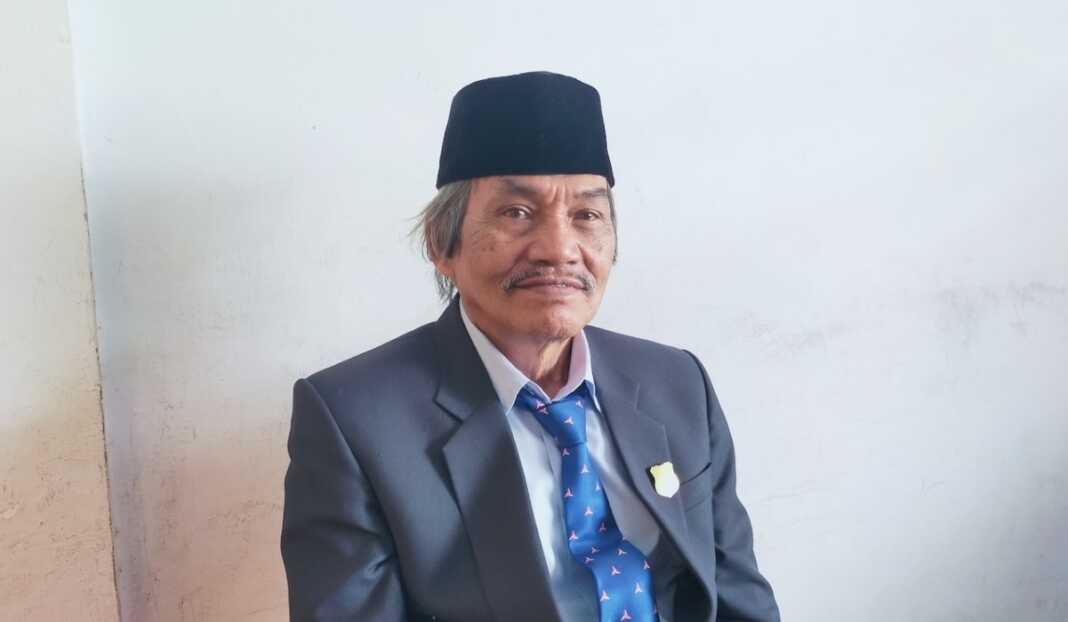 Ketua Komisi I DPRD Dairi, Bona Sitindaon saat memberikan keterangan, Jumat (14/8). (RUDY SITANGGANG/SUMUT POS).