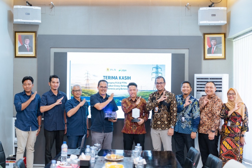 FOTO BERSAMA: GM PLN UIP SBU Rizki Aftarianto, Senior Manager Perizinan, Pertanahan dan Komunikasi Reza Pane, Manager Perizinan dan Komunikasi Effiaty Polapa dan jajaran, foto bersama Plt. Region Head Wispramono Budiman dan jajarannya.