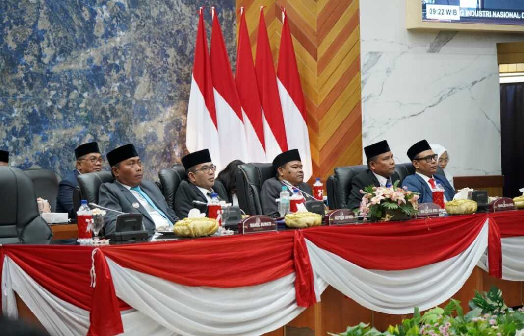 Ketua DPRD Deliserdang Zakky Shahri, bersama 3 Wakil Ketua DPRD Agustiawan Saragih, Kuzu Serasi Tarigan dan H. Hamdani Syaputra serta Wabup Lom Lom Suwondo saat mendengar pidato Presiden Prabowo.