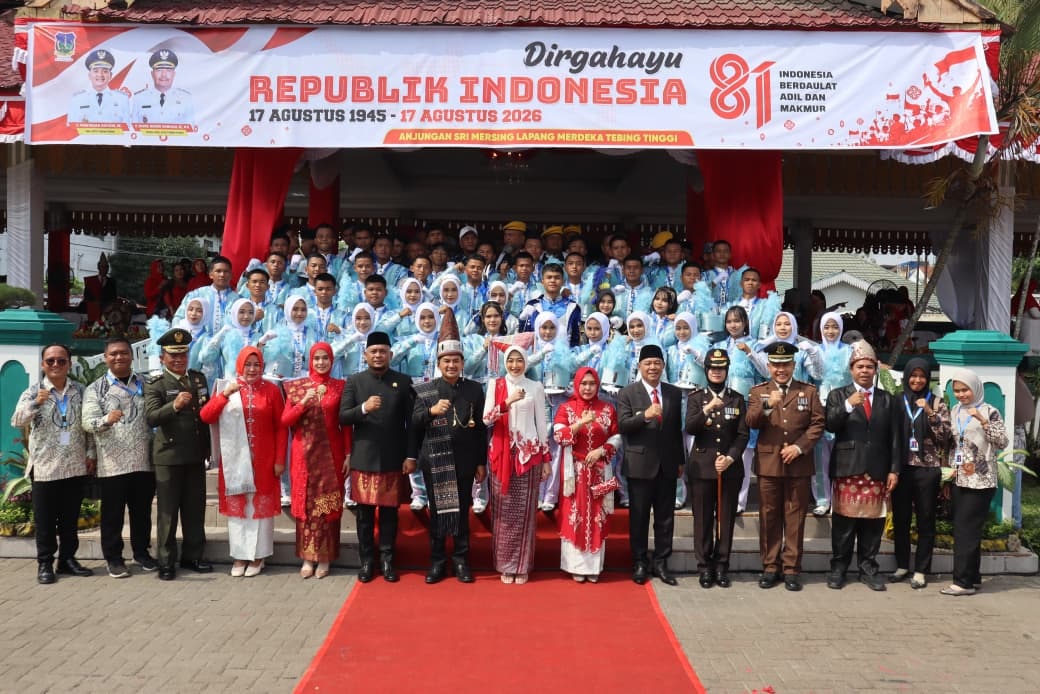 USAI UPACARA: Wali Kota Tebingtinggi H Iman Irdian Saragih bersama Ketua TP PKK Ny Hj Susmira Wanti Iman Irdian Saragih, jajaran forkopimda, pejabat daerah, serta peserta upacara berfoto bersama usai Upacara Peringatan HUT ke-81 Kemerdekaan RI di Lapangan Merdeka, Jalan Dr Sutomo, Tebingtinggi, Senin (17/8).//Azan purba/ sumutpos.