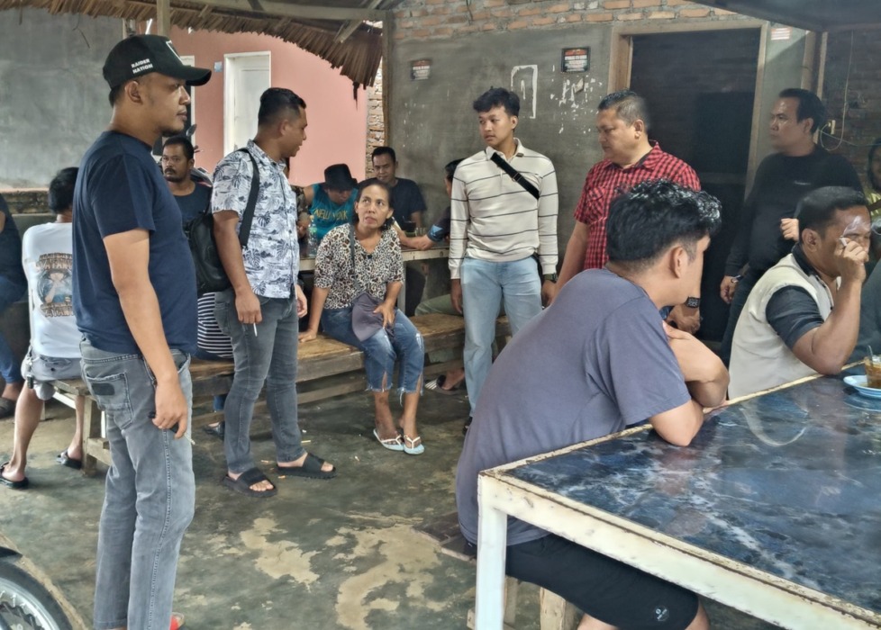CEK LOKASI: Personel Polsek Patumbak saat turun ke lokasi diduga adanya aktivitas judi dadu putar di lokasi Warung Pak Kulit yangg berada di Jalan Besar Patumbak, Pasar 7 Patumbak, Deliserdang, Jumat (14/8) sore. (Istimewa/Sumut Pos)