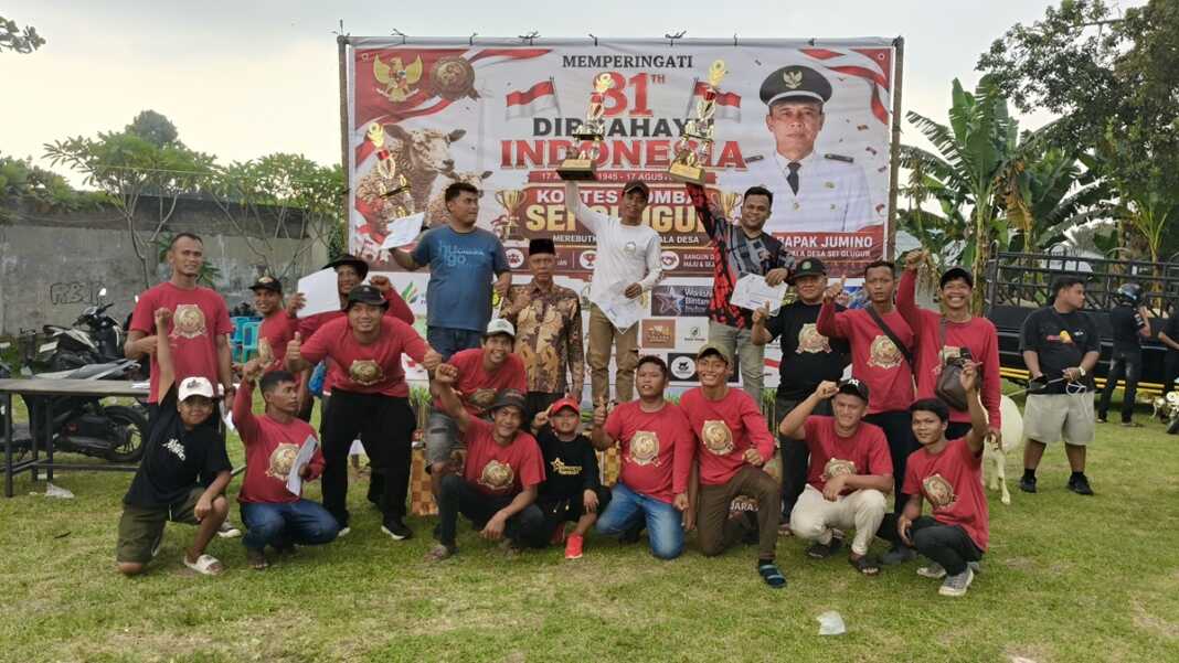 KONTES DOMBA: Kepala Desa Sei Glugur Jumino bersama para pemenang Kontes Ternak Domba Sei Glugur 2026 yang digelar untuk memeraihkan HUT ke-81 RI, Senin (17/8).