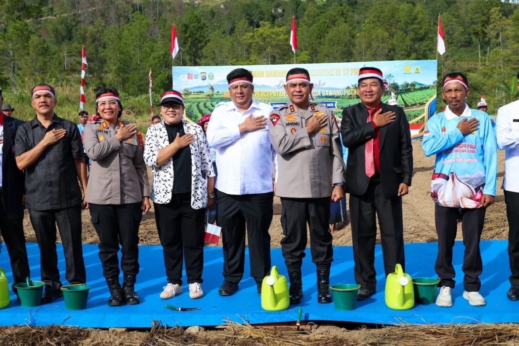 PENANAMAN: Polda Sumut dalam kegiatan penanaman bawang putih di 17 provinsi, yang digelar di Samosir, Sumut. (Istimewa/Sumut Pos)