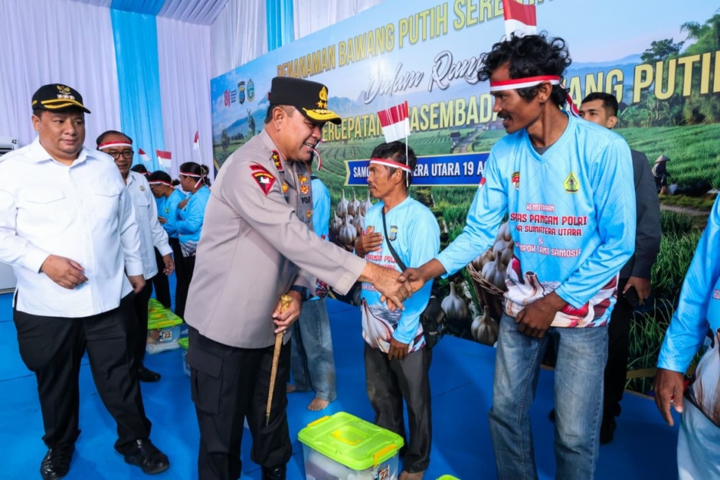 CEK PEMERIKSAAN: Kapolda Sumut, Irjen Pol Whisnu Hermawan Februanto saat mengecek langsung pelaksanaan bakti kesehatan, di Desa Maduma, Kecamatan Simanindo, Kabupaten Samosir, Rabu (19/8). (Istimewa/Sumut Pos)