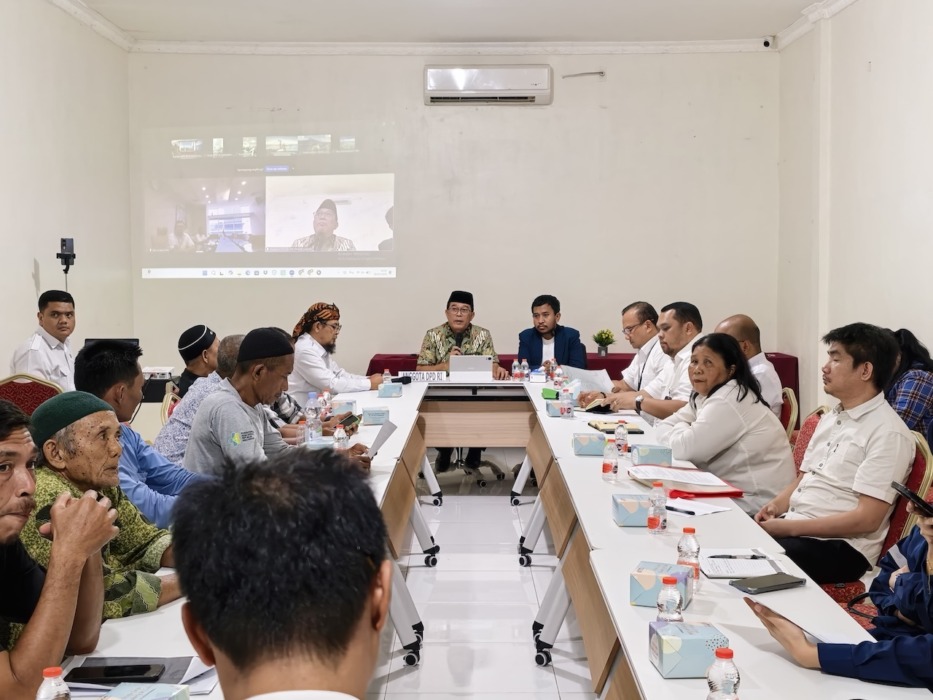 RDP: Anggota DPRD Kabupaten Langkat, Matthew Diemas Bastanta saat Rapat Dengar Pendapat (RDP) penyelesaian pembebasan lahan masyarakat Desa Halaban, Kecamatan Besitang, Langkat.