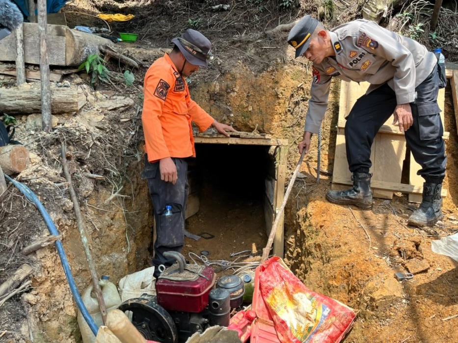 RAZIA: Tim gabungan dipimpin Kapolres Dairi AKBP Otniel Siahaan merazia lokasi penambangan emas ilegal di kawasan hutan lindung di Kecamatan Pegagan Hilir, Jumat (31/7).RUDY SITANGGANG/SUMUT POS.