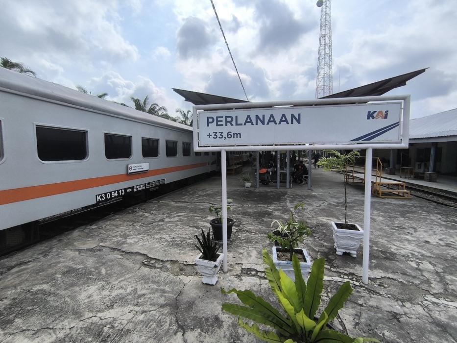 LAYANAN: PT Kereta Api Indonesia (Persero) Divisi Regional I Sumatera Utara mencatat sebanyak 55.077 pelanggan menggunakan layanan kereta api di Stasiun Perlanaan pada Semester I 2026 atau tumbuh 9 persen, bersamaan dengan makin kuatnya peran stasiun tersebut sebagai simpul strategis angkutan logistik di Sumatera Utara.(PT. KAI Drive I Sumut)